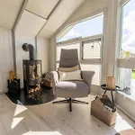 Feriehus 4 Personen Luxusferienhaus Mit Sauna, Kaminofen, Klimaanlage, Kanu Und Seeblick In Otterndorf