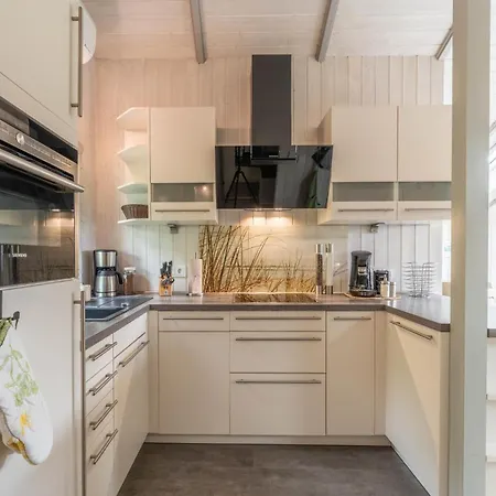 4 Personen Luxusferienhaus Mit Sauna, Kaminofen, Klimaanlage, Kanu Und Seeblick In Otterndorf