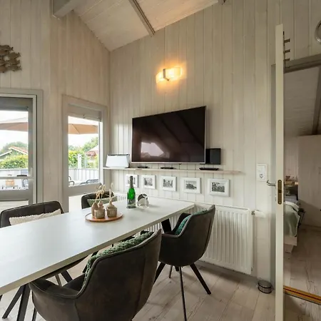 Prázdninový dům 4 Personen Luxusferienhaus Mit Sauna, Kaminofen, Klimaanlage, Kanu Und Seeblick In