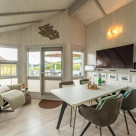 4 Personen Luxusferienhaus Mit Sauna, Kaminofen, Klimaanlage, Kanu Und Seeblick In *