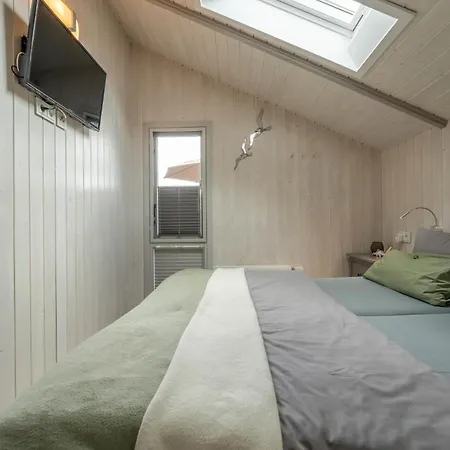4 Personen Luxusferienhaus Mit Sauna, Kaminofen, Klimaanlage, Kanu Und Seeblick In * Otterndorf
