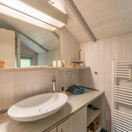 4 Personen Luxusferienhaus Mit Sauna, Kaminofen, Klimaanlage, Kanu Und Seeblick In Prázdninový dům *