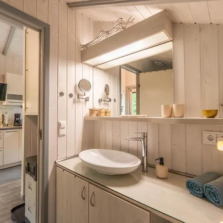 Prázdninový dům 4 Personen Luxusferienhaus Mit Sauna, Kaminofen, Klimaanlage, Kanu Und Seeblick In *