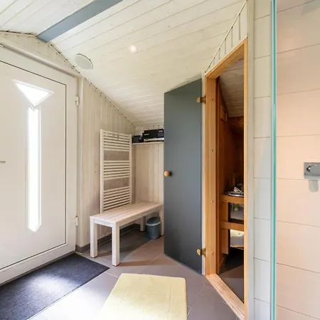 Feriehus 4 Personen Luxusferienhaus Mit Sauna, Kaminofen, Klimaanlage, Kanu Und Seeblick In Otterndorf