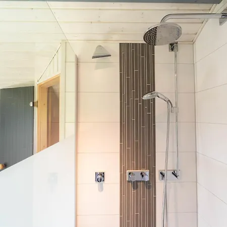4 Personen Luxusferienhaus Mit Sauna, Kaminofen, Klimaanlage, Kanu Und Seeblick In Prázdninový dům