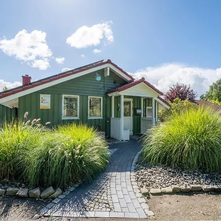 Feriehus 4 Personen Luxusferienhaus Mit Sauna, Kaminofen, Klimaanlage, Kanu Und Seeblick In *