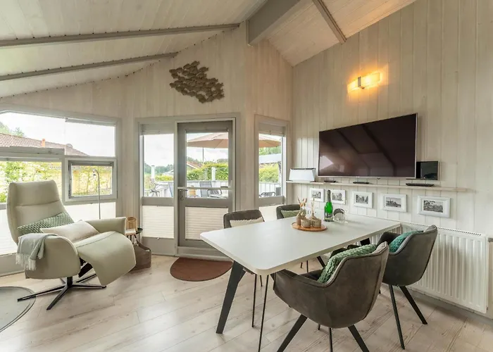 4 Personen Luxusferienhaus Mit Sauna, Kaminofen, Klimaanlage, Kanu Und Seeblick In *
