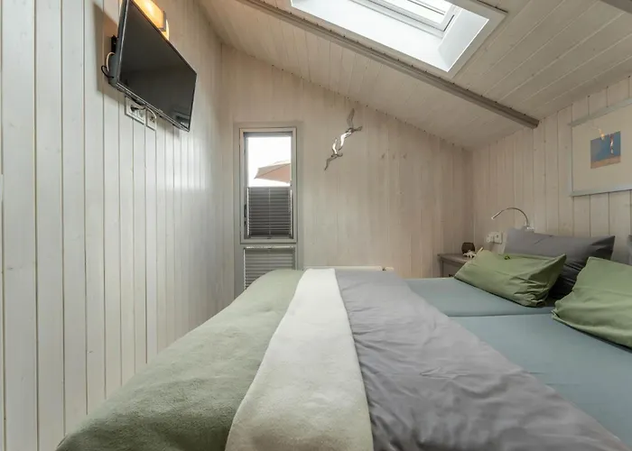 4 Personen Luxusferienhaus Mit Sauna, Kaminofen, Klimaanlage, Kanu Und Seeblick In * Otterndorf