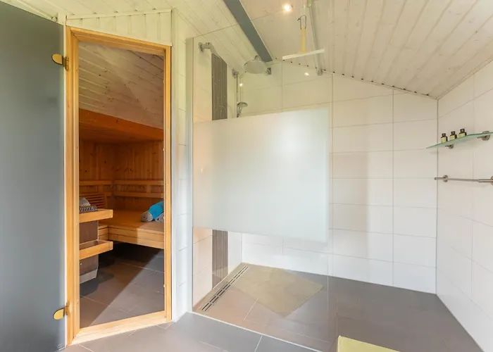 4 Personen Luxusferienhaus Mit Sauna, Kaminofen, Klimaanlage, Kanu Und Seeblick In Otterndorf